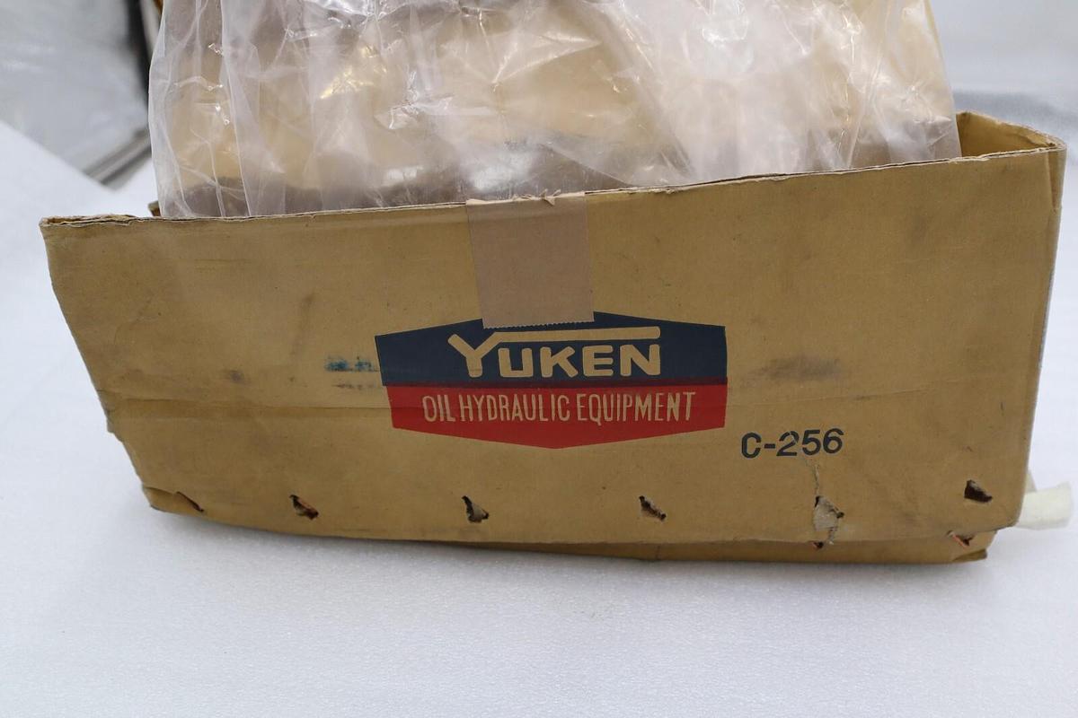 Used NEW Yuken D-DSG-03-3C40-5090 Hydraulic Solenoid Valve STOCK 2556-C