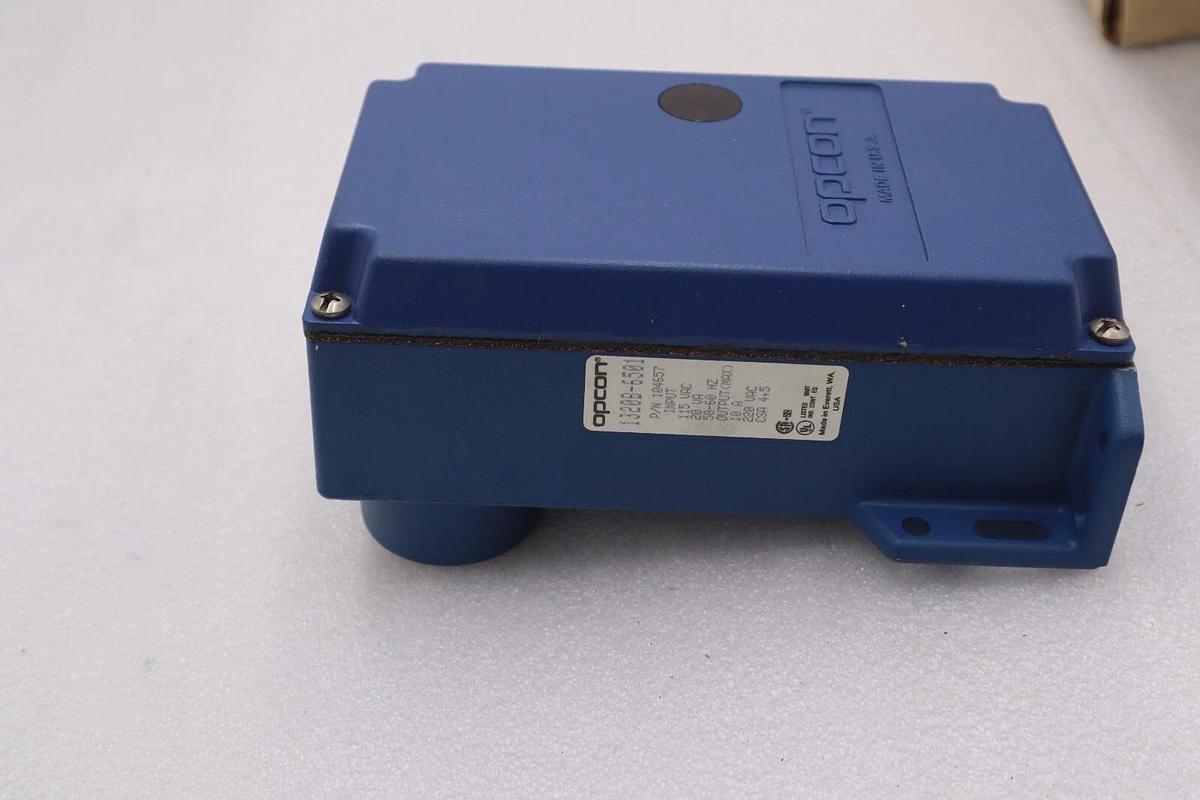 Cutler-Hammer 1320B-6501 104657 Photoelectric Sensor 102-132VAC #K-573A