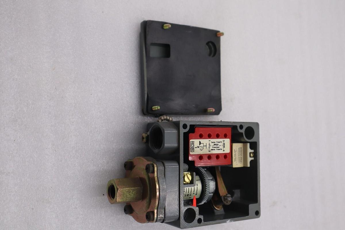Used NEW OPEN BOX SQUARE D 9012 GAW-5 SER C PRESSURE SWITCH STOCK 5495