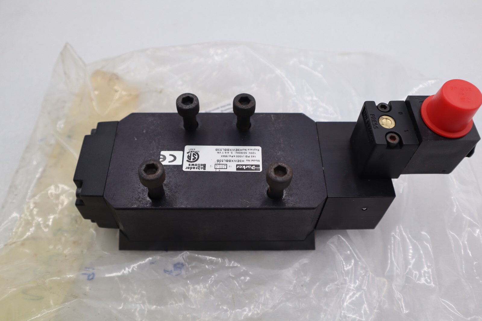 Used NEW Parker HE3WXBBL53B Double Solenoid Valve 3 POSITION STOCK L-597