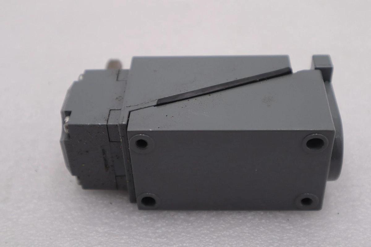 ALLEN BRADLEY 802T-APD OILTIGHT LIMIT SWITCH SER J STOCK #K-2303