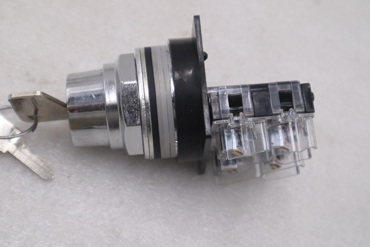 GE CR104PSK63A91C KEY OPERATED SELECTOR SWITCH - NEW IN BOX - STOCK K1674A