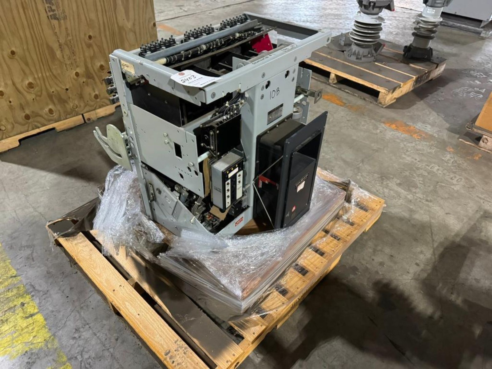 Used GENERAL ELECTRIC LOW VOLTAGE POWER CIRCUIT BREAKER AKR-6D-100 4000 AMPS