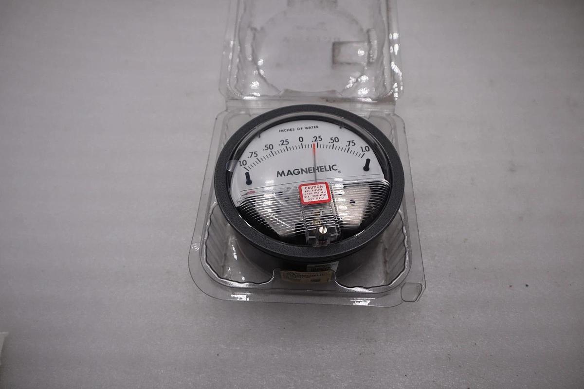 Dwyer Instruments 2302 Differential Pressure Gage Range 1-0-1" W.C STOCK H1173