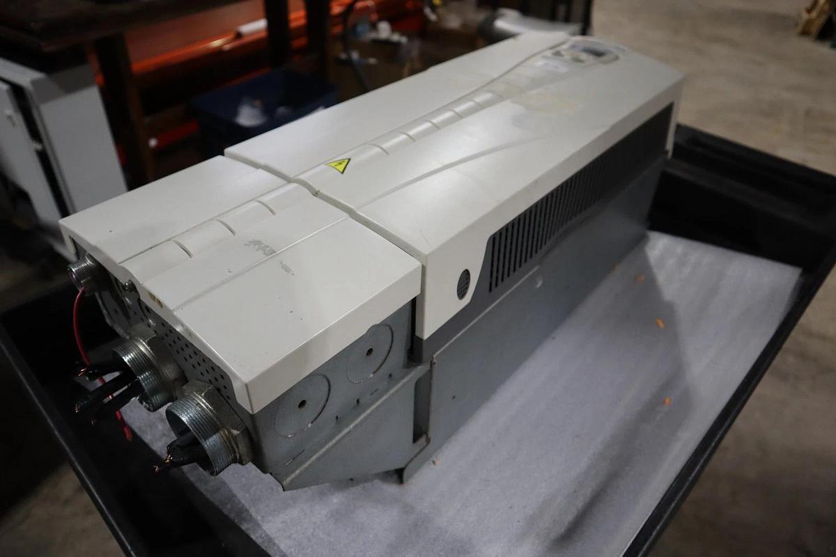 Used ABB ACH550-UH-125A-4 AC DRIVE 550 SERIES 3 PHASE 380-480 V AC STOCK S686