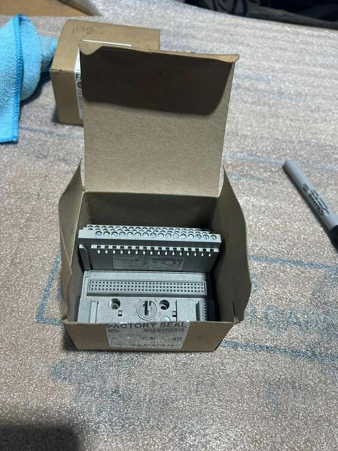 NEW OPEN BOX AB  1794-TB3 Allen Bradley Flex I/O base 1794TB3 STK L782CC