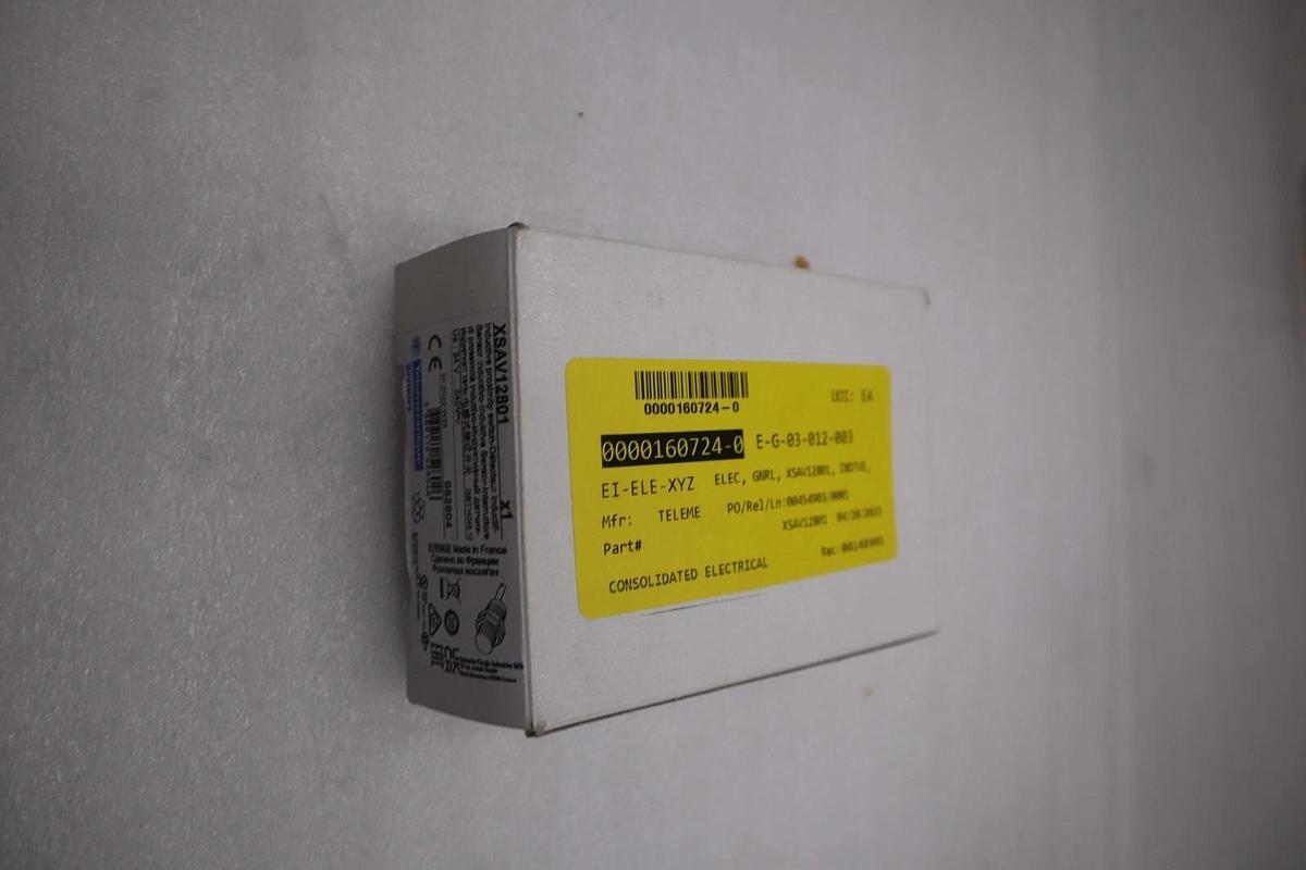 NEW TELEMECANIQUE XSAV12801 INDUCTIVE PROXIMITY SENSOR STOCK G619A