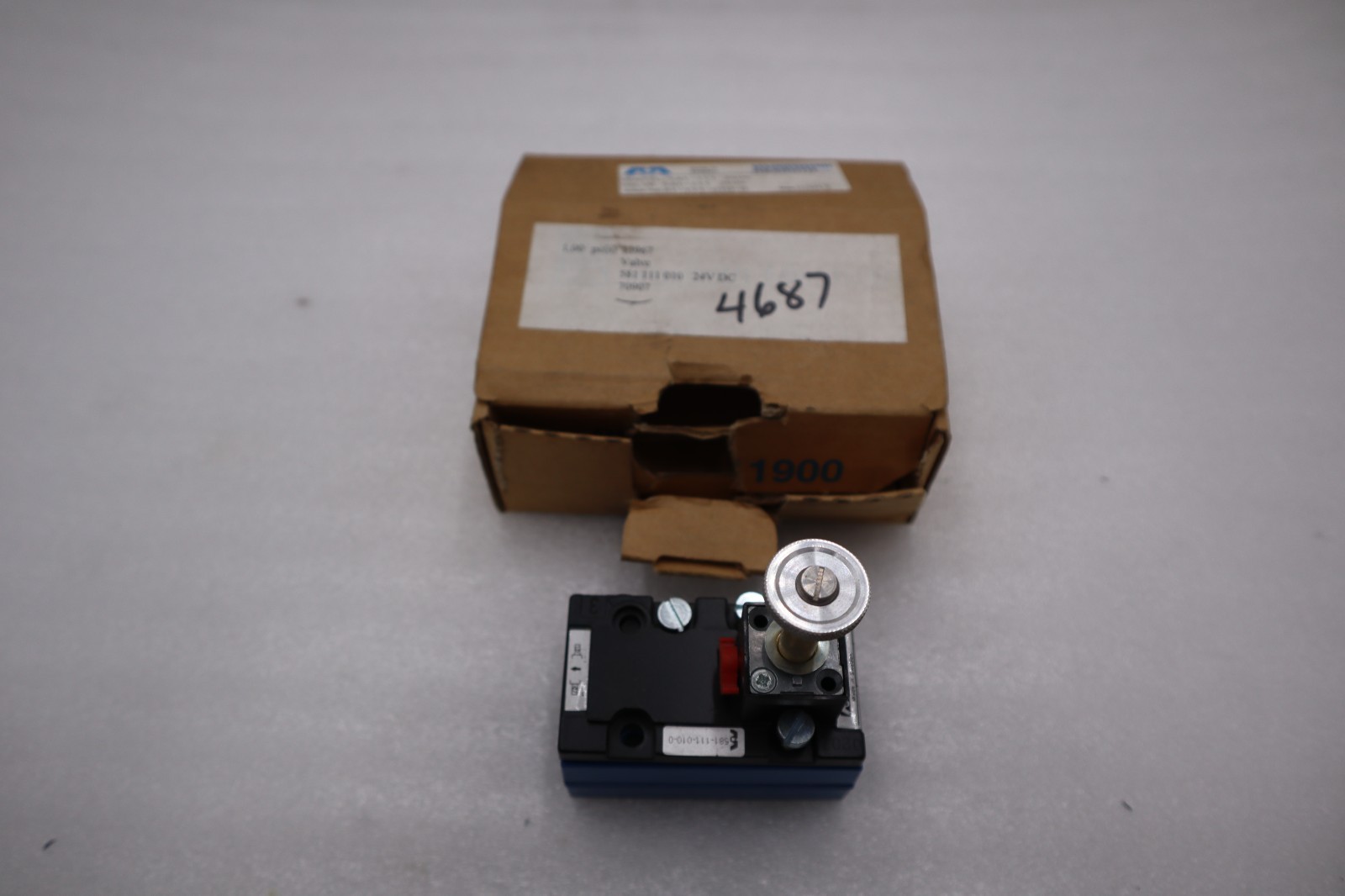 NEW BOSCH 581-111-010-0 PNEUMATIC DIRECTIONAL VALVE STOCK H1081A