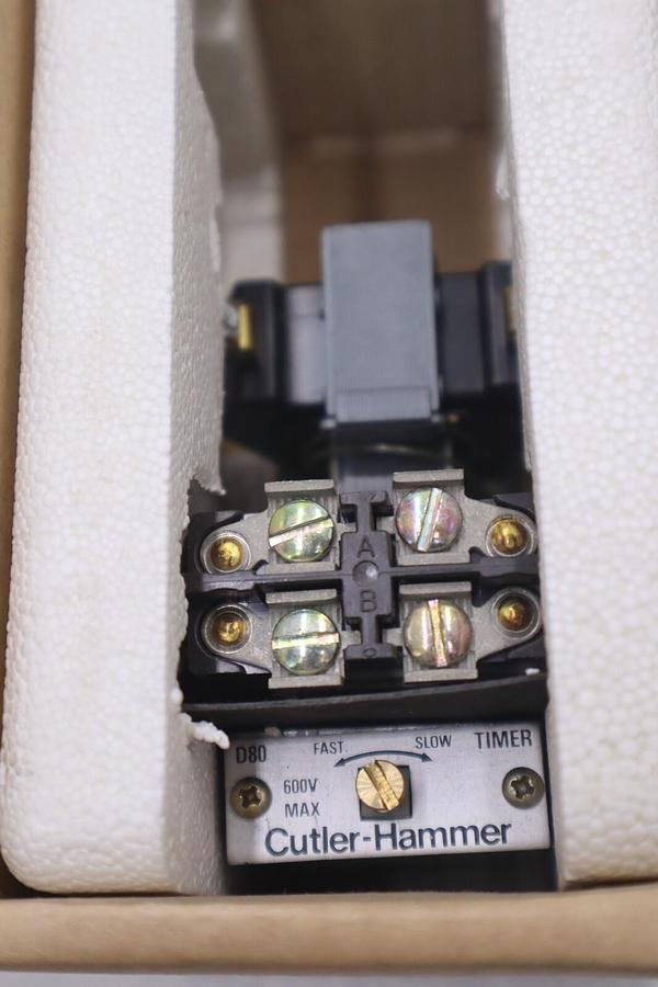 NEW IN BOX CUTLER HAMMER 480VAC COIL PNEUMATIC TIMER D80NE1C STOCK 4548