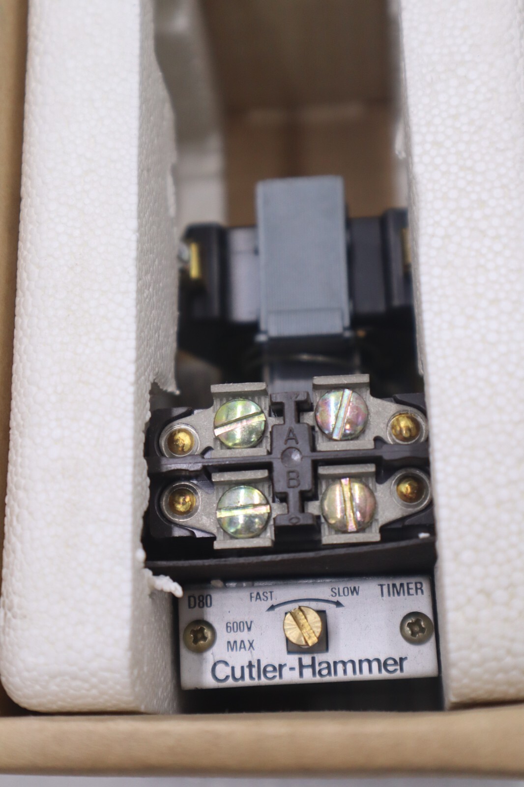 NEW IN BOX CUTLER HAMMER 480VAC COIL PNEUMATIC TIMER D80NE1C STOCK 4548