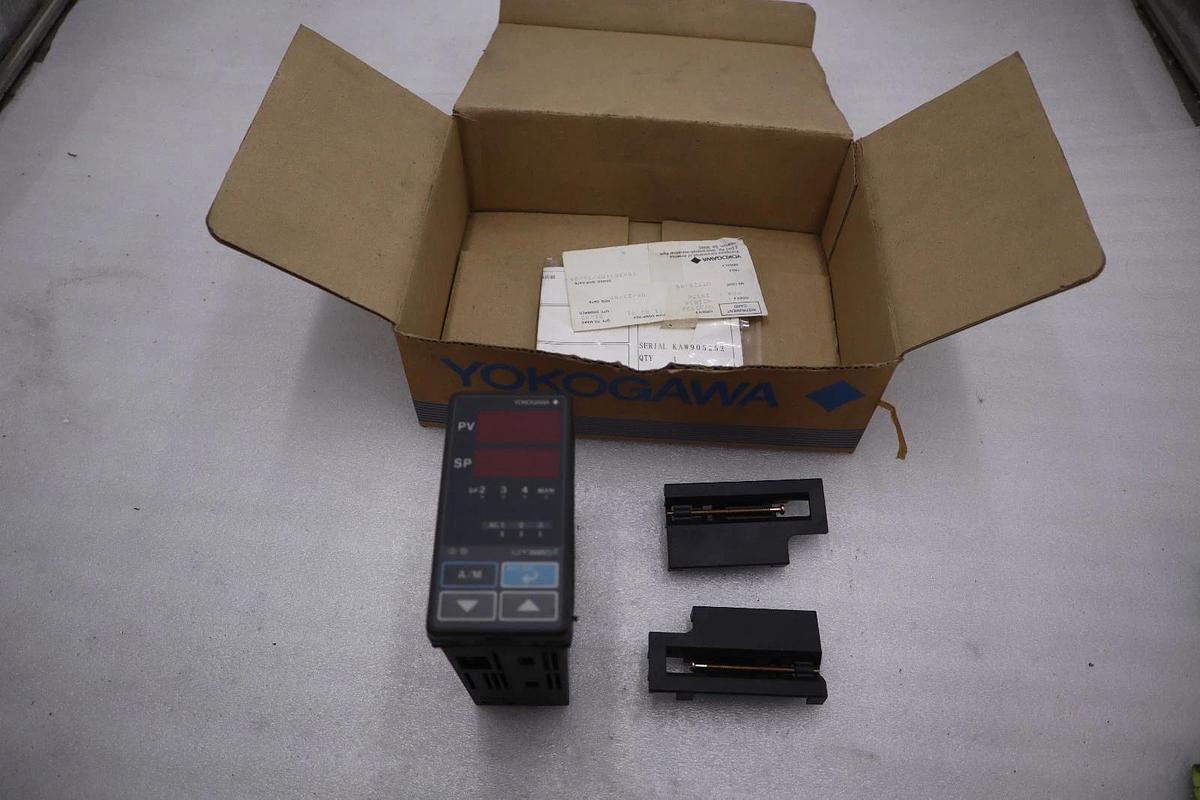 Used Yokogawa UT320-00 S4 Digital Temperature Indicating Controller STOCK 1396CC
