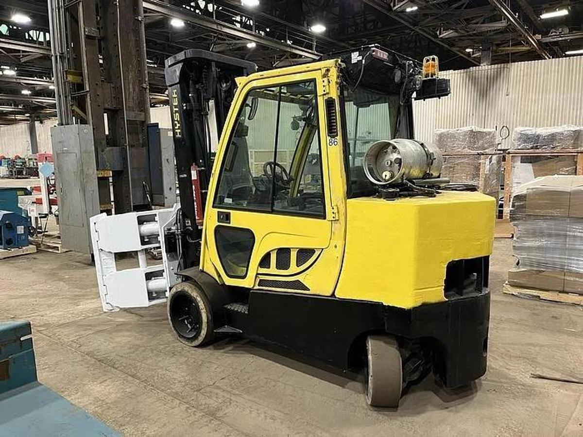 Used 2019 12,000 POUND HYSTER MODEL S120FTPRS ENCLOSED CABIN ROLL CLAMP FORKLIFT