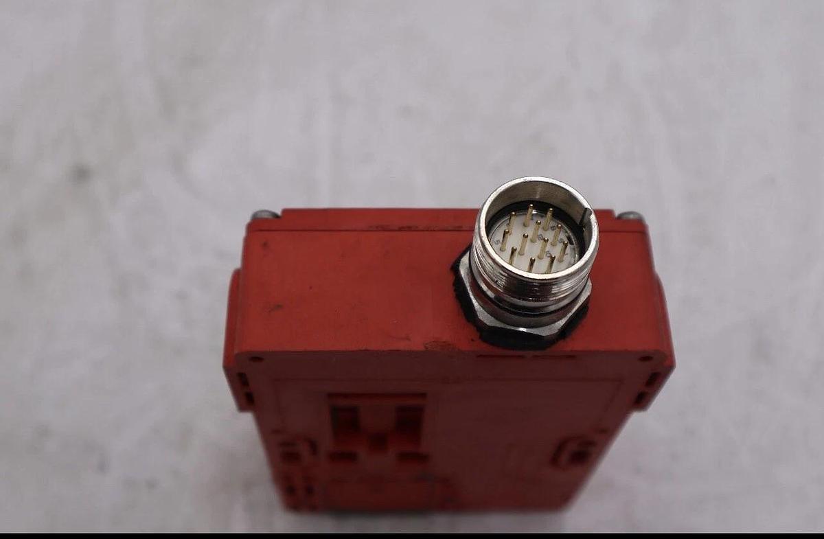 Used Allen Bradley Guardmaster TLS-3  GD2 QD SAFETY Interlock Switch TLS3GD2QD L-159