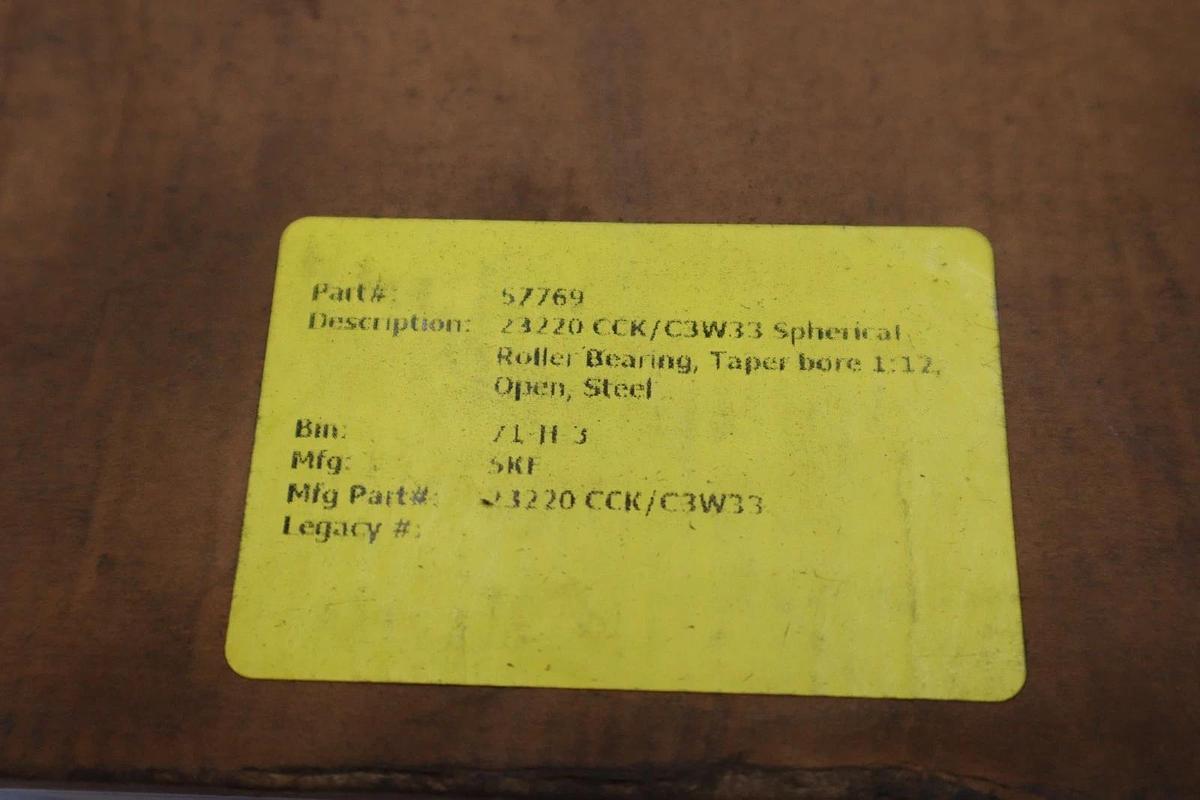 Used NEW SKF 23220 CCK/C3W33  SPHERICAL ROLLER BEARING STK CC137