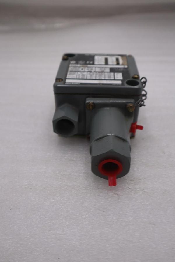 Used NEW OPEN BOX AB Allen Bradley 836T-T303J Pressure Switch STK K1209A