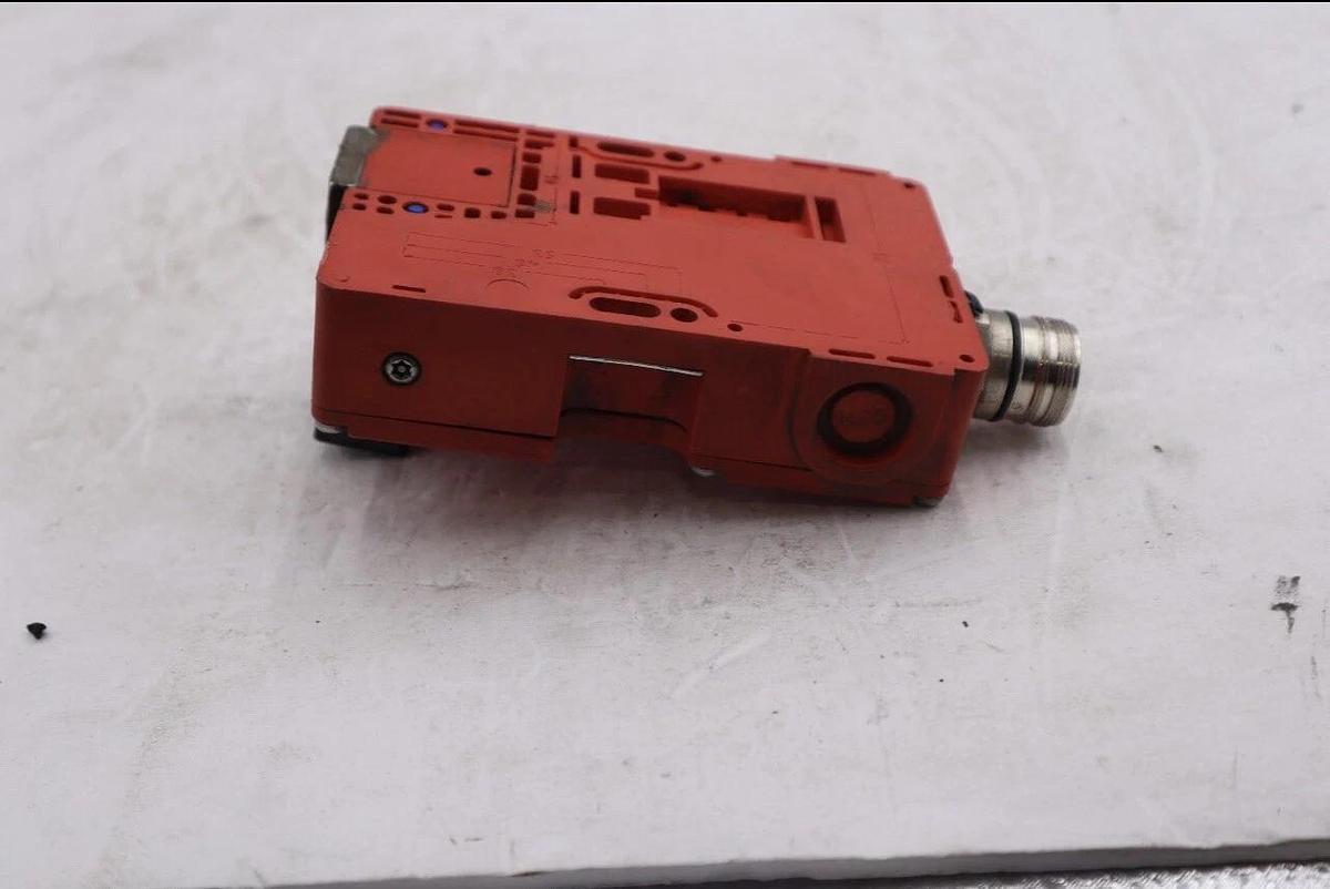 Used Allen Bradley Guardmaster TLS-3  GD2 QD SAFETY Interlock Switch TLS3GD2QD L-159