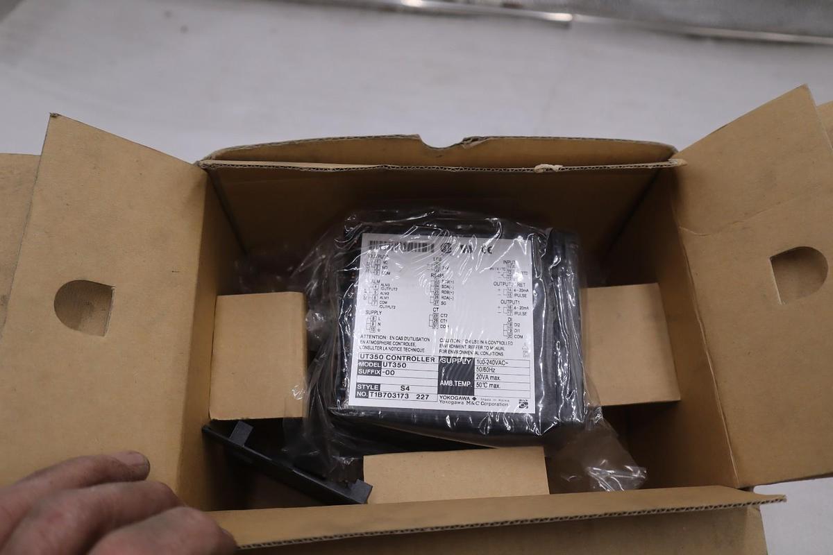 Used YOKOGAWA UT350-00 Digital Controller NEW OPEN BOX STK GF339A