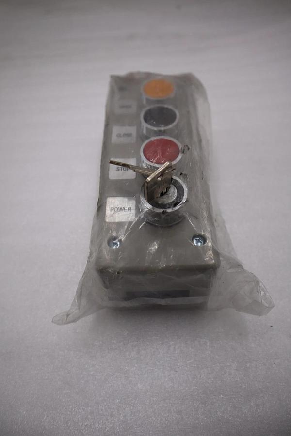 Used NEW 3 BXLT 3 Button Station Keyed OHD Open Close Stop STK H867A