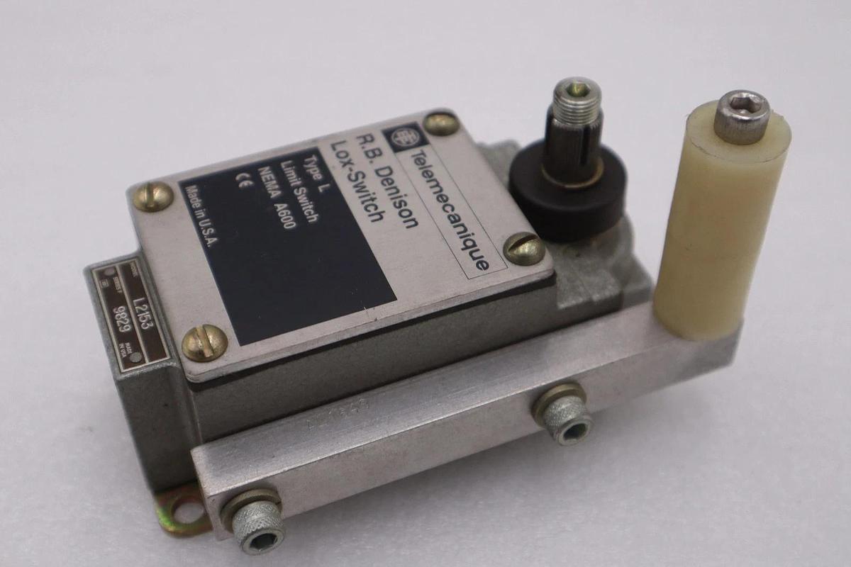 SQUARE D/TELEMECANIQUE  L2153 LIMIT SWITCH-NEW OPEN BOX STK L199CC