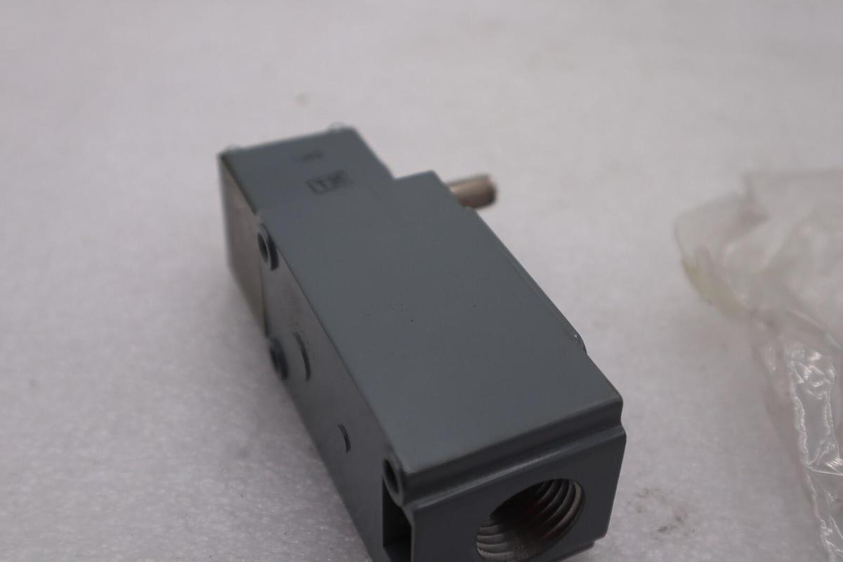 Used ALLEN-BRADLEY 802T-H2 SWITCH LIMIT OIL TIGHT SERIES C #K-2274