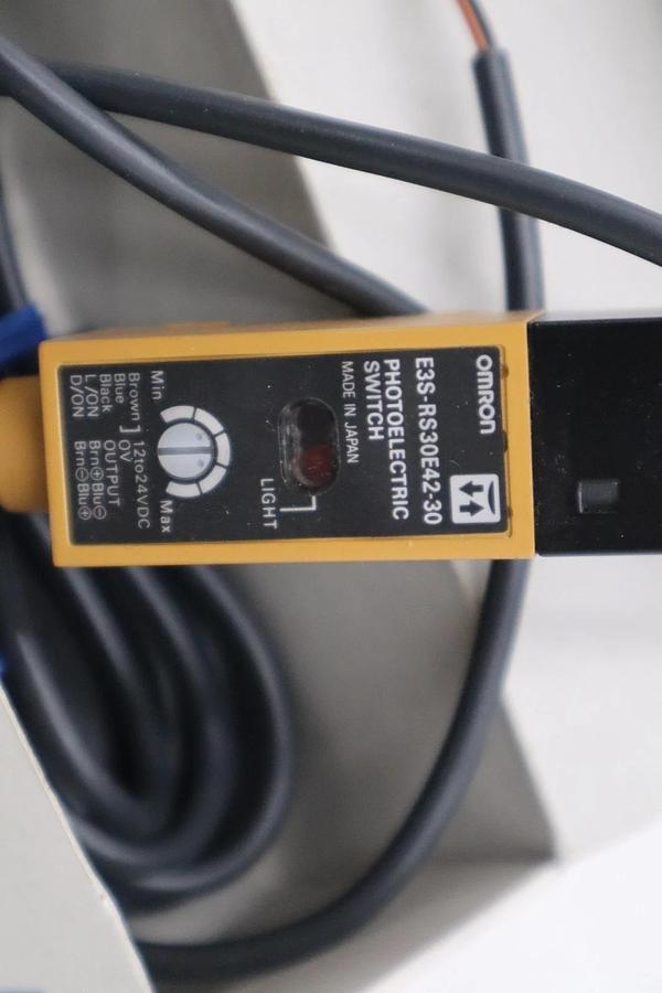 Used NEW Omron E3S-RS30E42-30 Photoelectric Switch 12-24v-dc STOCK H556A