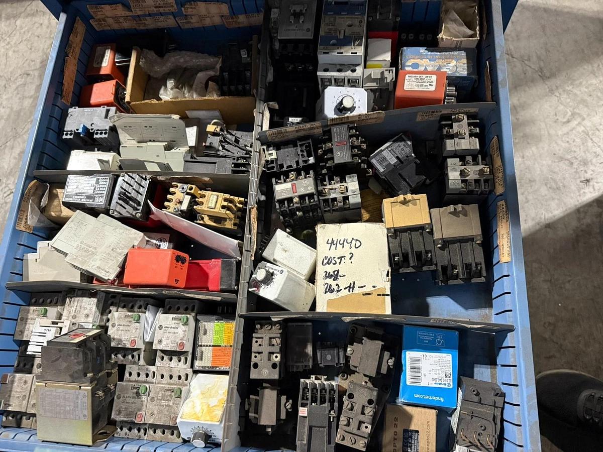 Used LYON 11 DRAWER CABINET MSS II SAFETYLINK 30"X28"X60" (NO CONTENTS)