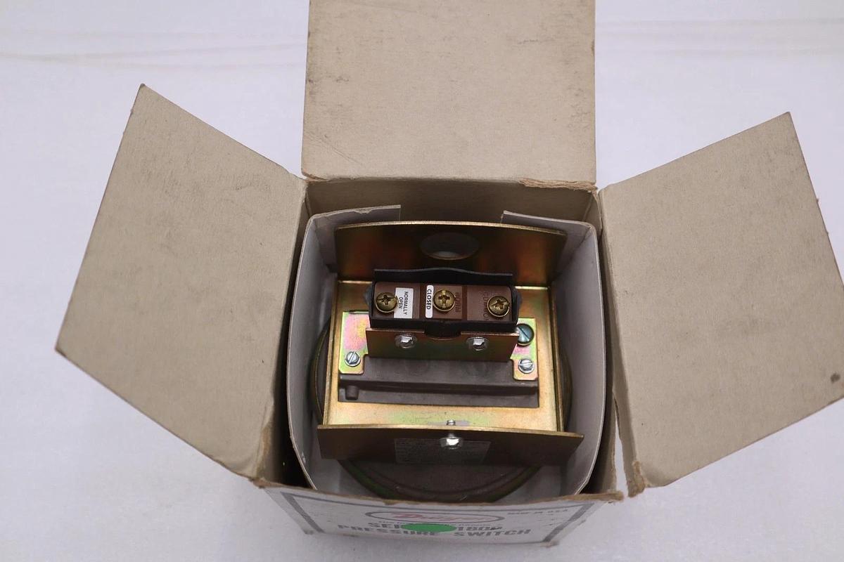 Used DWYER SERIES 1800 PRESSURE SWITCH 1823-0 - NEW IN BOX - STOCK L213CC
