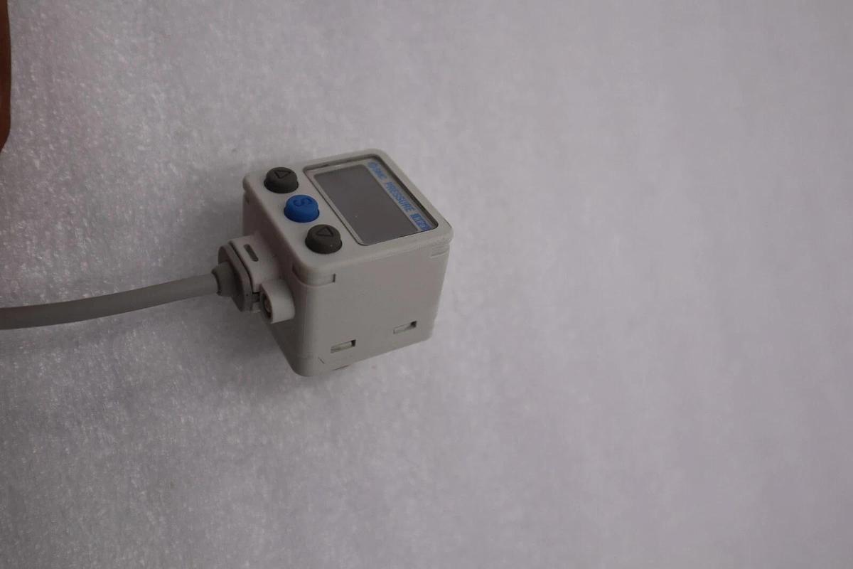 Used SMC ZSE40A-N01-T High Precision Digital Pressure Switch L-515-C