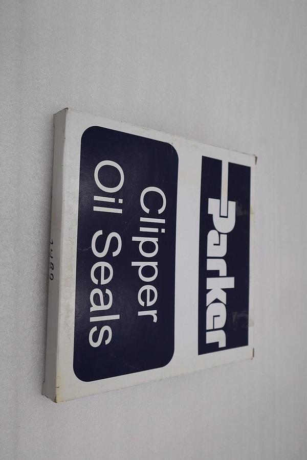 Used LOT OF 2 - NEW Parker Clipper Oil Seals 1QTR18 / 07489 / H1L5 STOCK 3774A