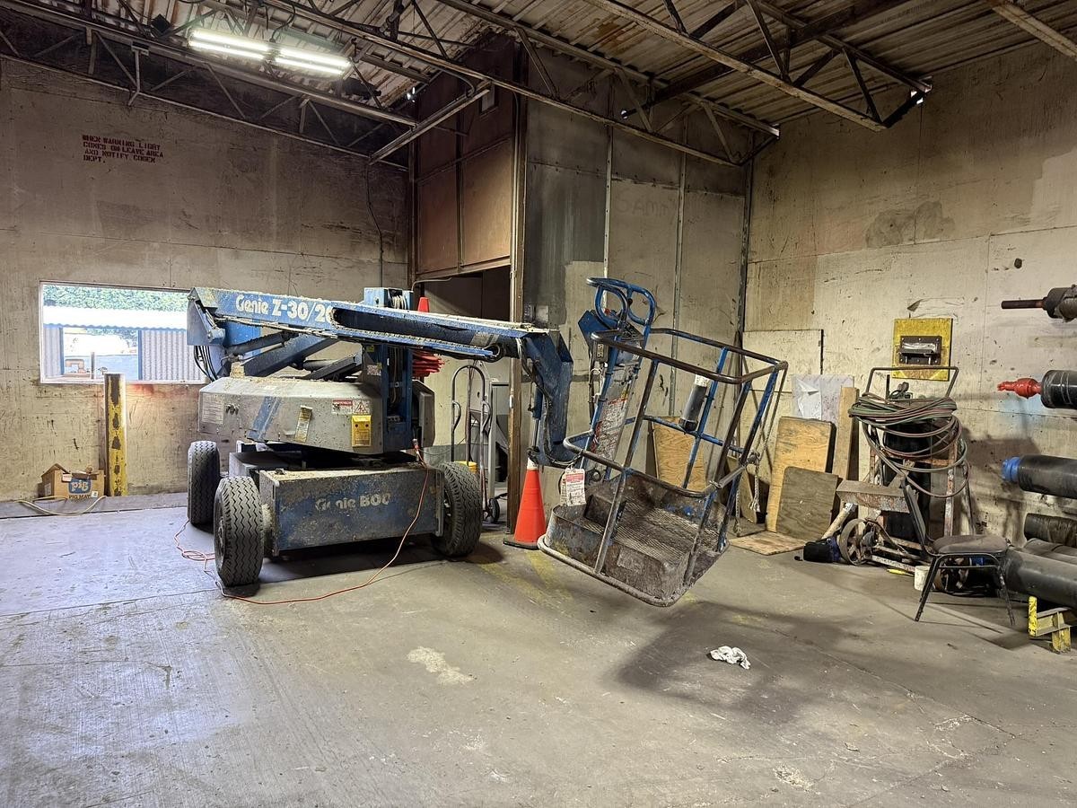 Used GENIE BOOM LIFT MODEL Z-30/20 LIFT CAPACITY 500 LBS 1,900 HOURS GOOD WORKING