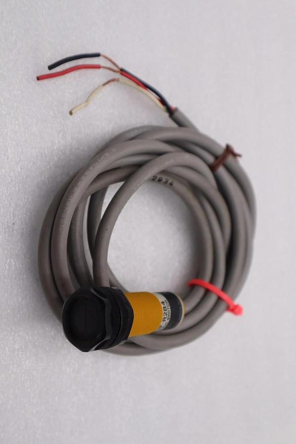 Refurbished NEVER USED SURPLUS  OMRON E3F-R2B4 PHOTOELECTRIC SWITCH STOCK L-63-C