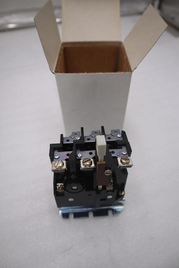 NEW OPEN BOX CUTLER HAMMER AA13A THERMAL OVERLOAD RELAY STOCK G423A