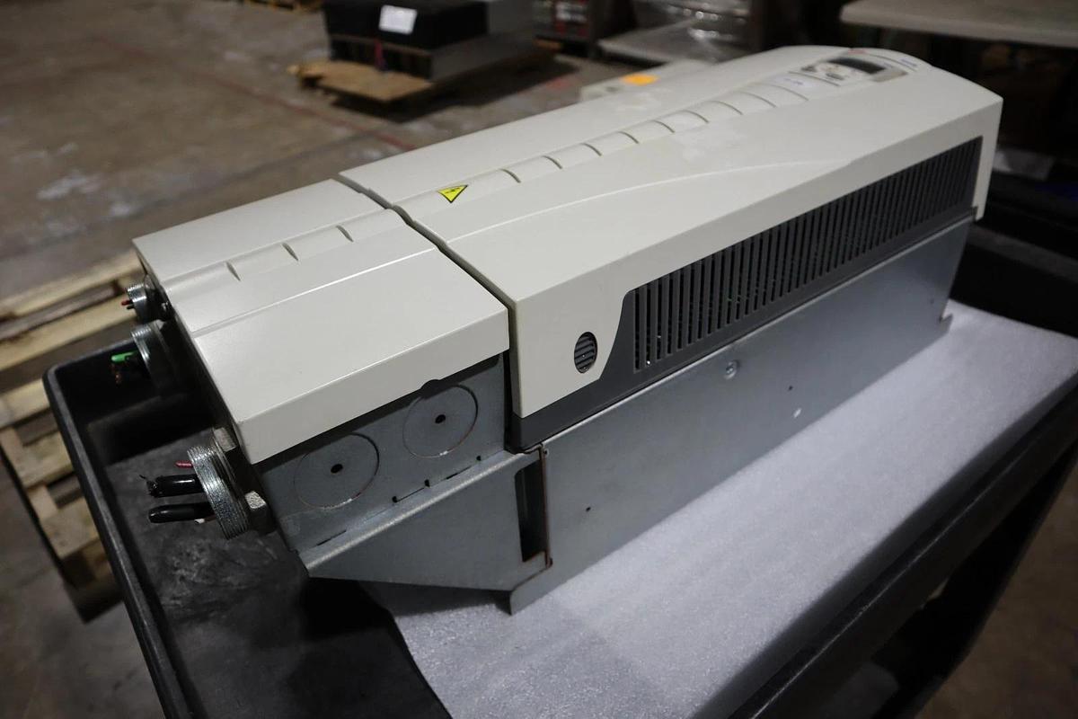 Used ABB ACH550-UH-125A-4 AC DRIVE 550 SERIES 3 PHASE 380-480 V AC STOCK S684