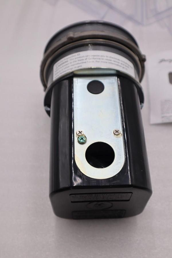 DWYER A3015-LT / A3015LT (NEW IN BOX) STOCK H1223