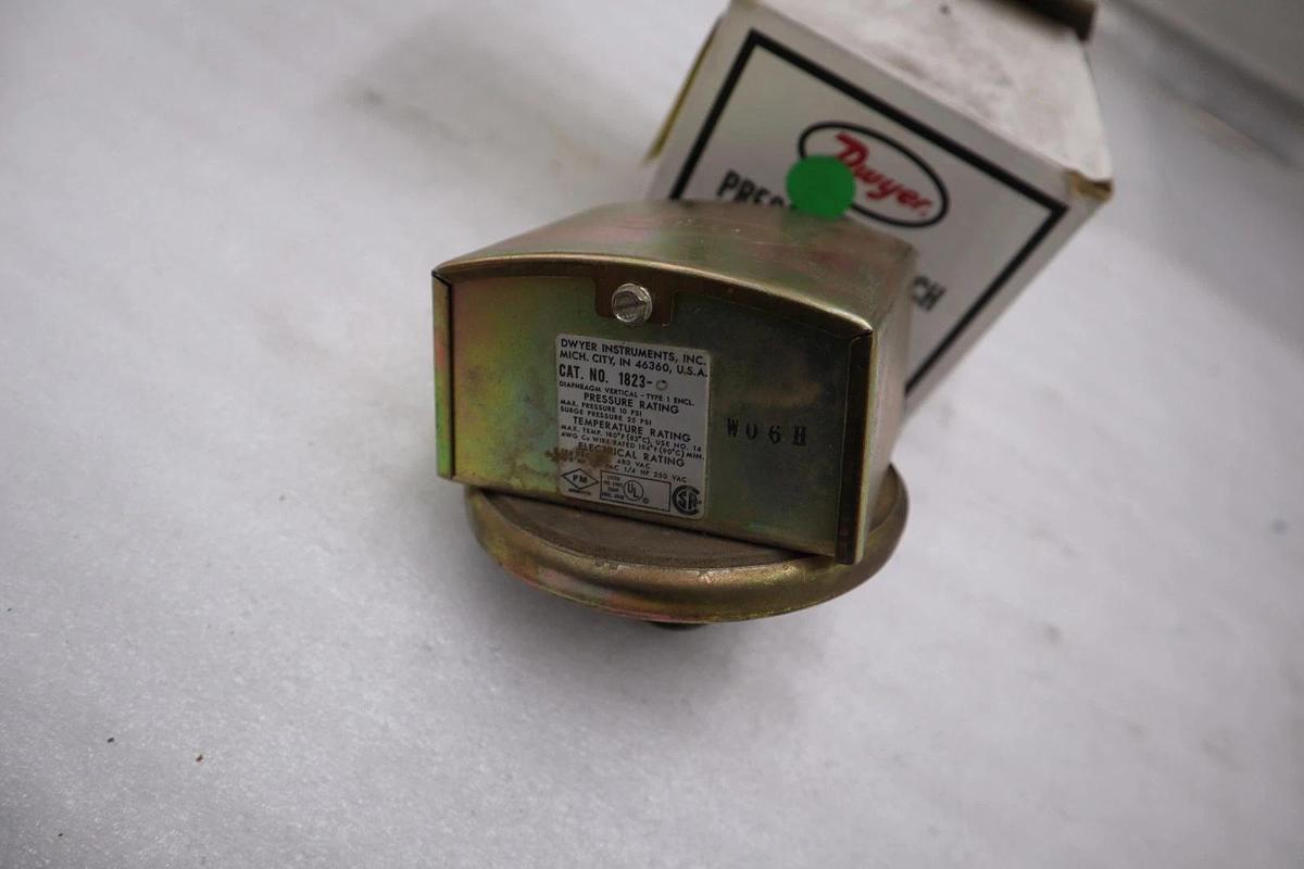 Used DWYER SERIES 1800 PRESSURE SWITCH 1823-0 - NEW IN BOX - STOCK 3128CC