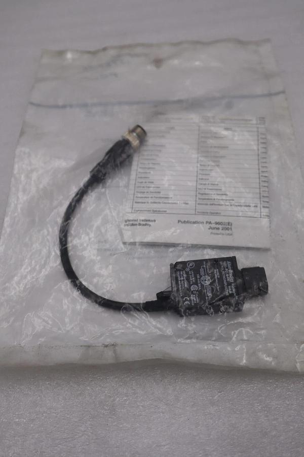 NEW ALLEN BRADLEY 42KL-P2LB-F4 RETROREFLECTIVE SENSOR STOCK H150A