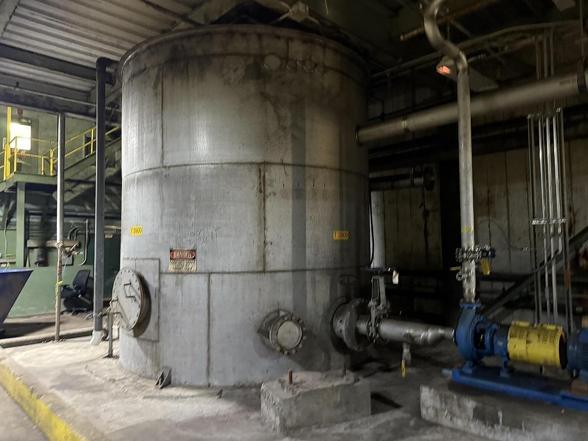 Used 11,000 GALLON 316 STAINLESS SLEEL TANK 13' TALL 12' DIAMETER