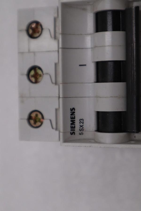 Used SIEMENS 5SX23 C32 CIRCUIT BREAKER 3POLE 400V 5SX2 480VAC STK H1390A