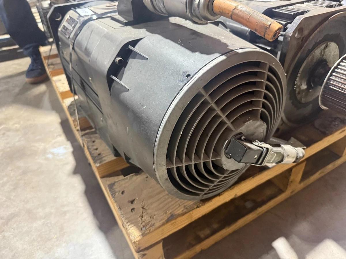 Used Rexroth R911309450 Servo Induction Motor MAD130B-0100-SA-S0-BQ0-35-V1 #HP132