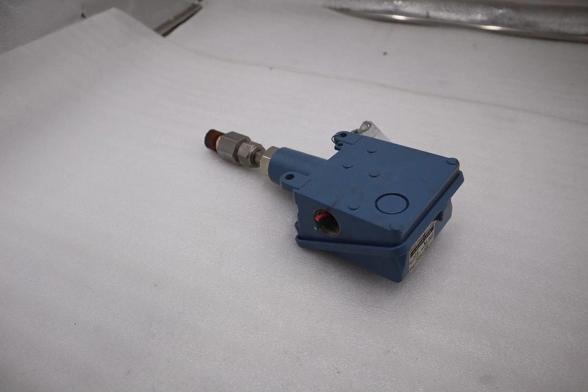 Used UNITED ELECTRIC H100-702 PRESSURE SWITCH STOCK 4435A