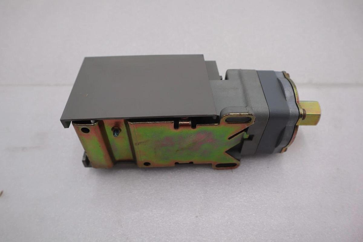 Used Square D Pressure Switch B-0514 CL: 9012 TY: GNG-3 100 Psig New Open Box #K-2167