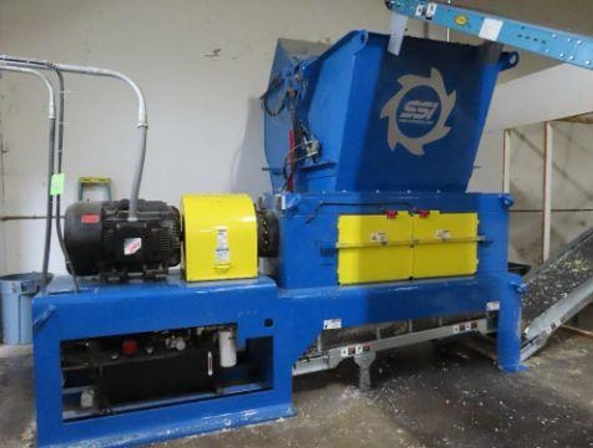 Used SSI UNI-SHEAR SHREDDER MODEL SR400E 100HP WITH CONVEYOR MANUFACTURED 2016