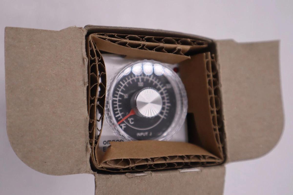 NEW OPEN BOX OMRON E5C2-R20J-W TEMPERATURE CONTROLLER E5C2R20JW STK G686A