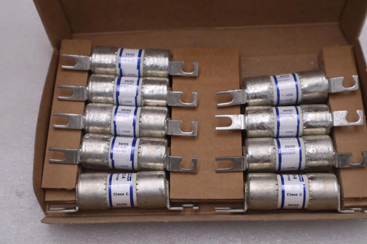BOX OF 9 - FES4 Mersen Fuse 600V 4A Blade Mount 200kA IR - STOCK K1651A