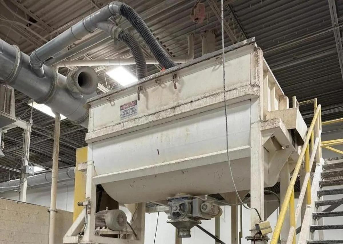 Used STAINLESS STEEL RIBBON BLENDER APPROXIMATELY 200 CUBIC FEET