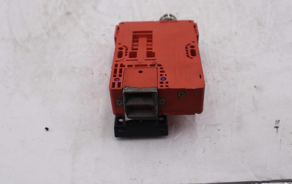 Used Allen Bradley Guardmaster TLS-3  GD2 QD SAFETY Interlock Switch TLS3GD2QD L-159