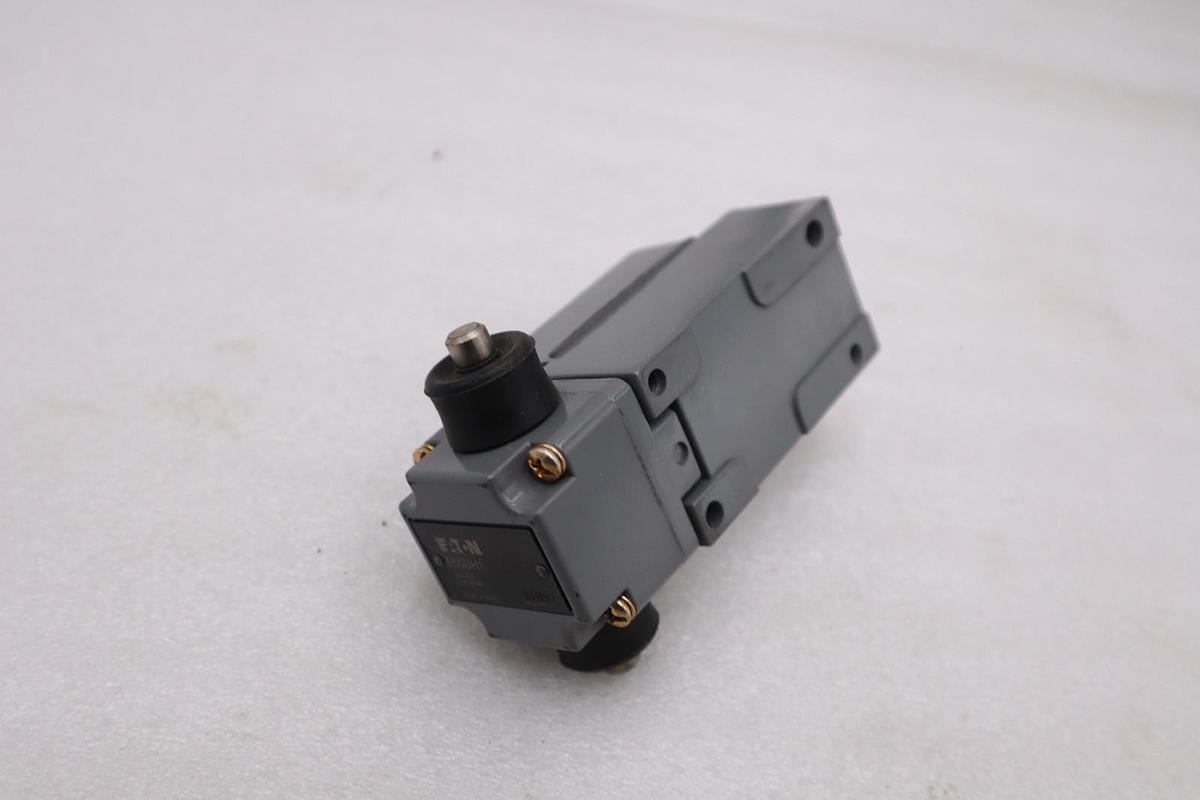 Used NEW OPEN BOX Eaton E50SB Limit Switch Body Double Pole STK K2113CC