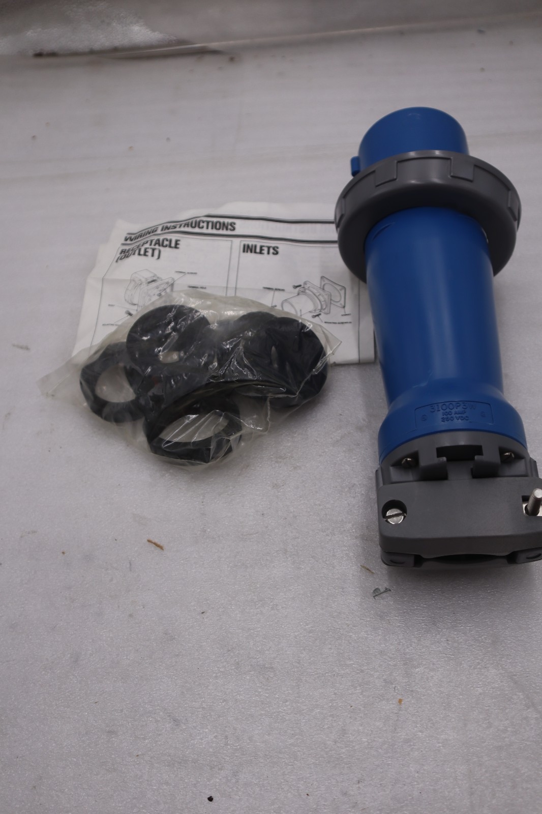 HUBBELL KELLEMS HBL3100P3W PIN AND SLEEVE DEVICE IEC PLUG - STOCK 1524A