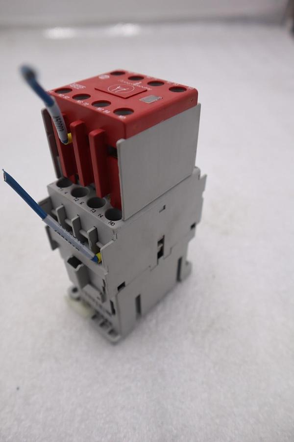 Used ALLEN-BRADLEY 100-C37D00/C CONTACTOR STOCK #K-2640