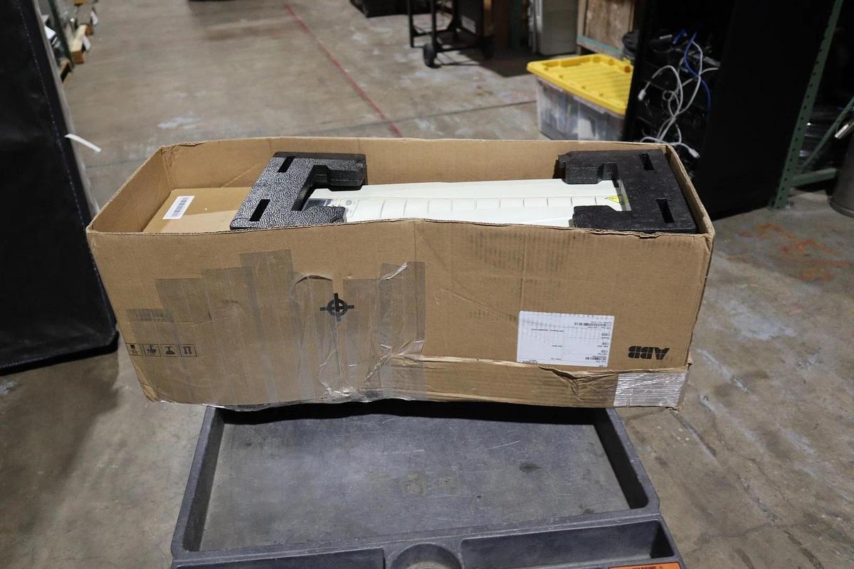 NEW OPEN BOX  ABB ACS880-01-077A-5 Frequency Converter STOCK S-700